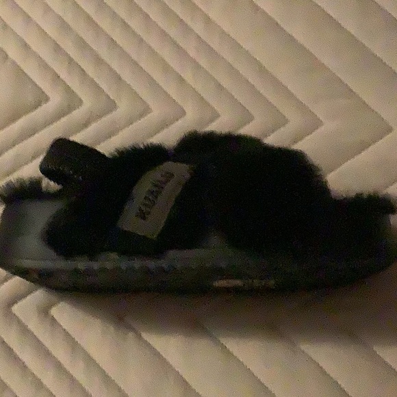 Women’s fuzzy slippers, size 7 - Picture 4 of 4